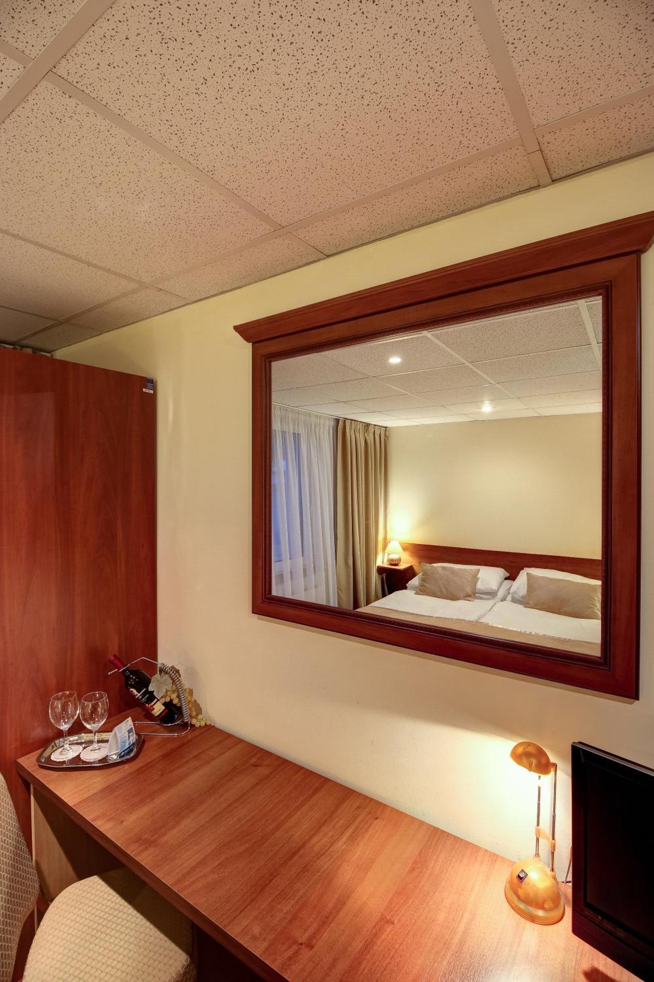 Hotel Dixon So Vstupom Do Bazena A Virivky Zdarma - Free Entrance To Pool And Jacuzzi Included Banska Bystrica Exterior photo