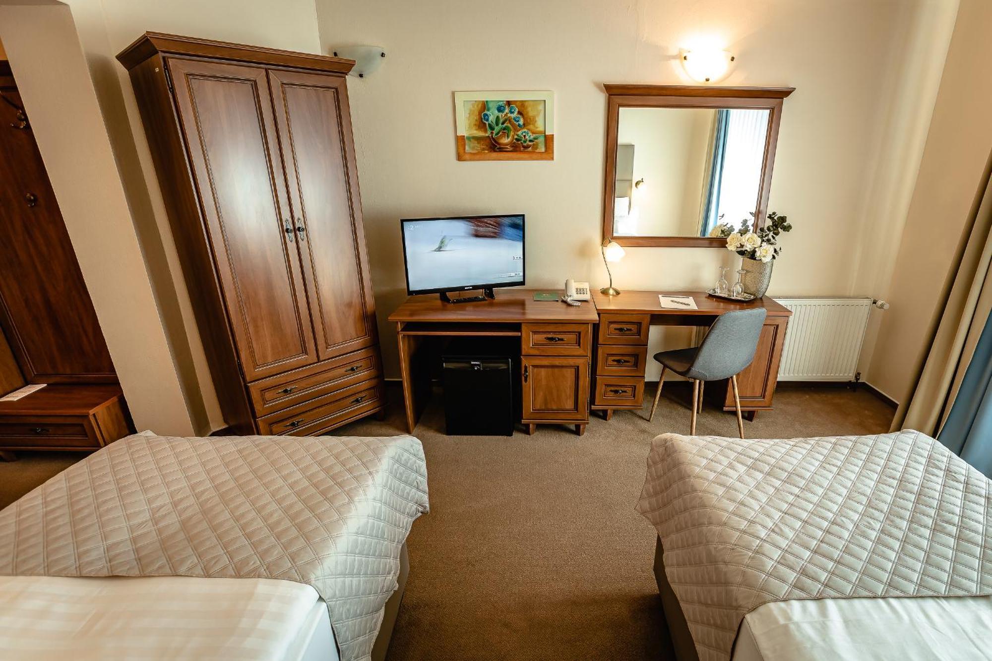 Hotel Dixon So Vstupom Do Bazena A Virivky Zdarma - Free Entrance To Pool And Jacuzzi Included Banska Bystrica Exterior photo