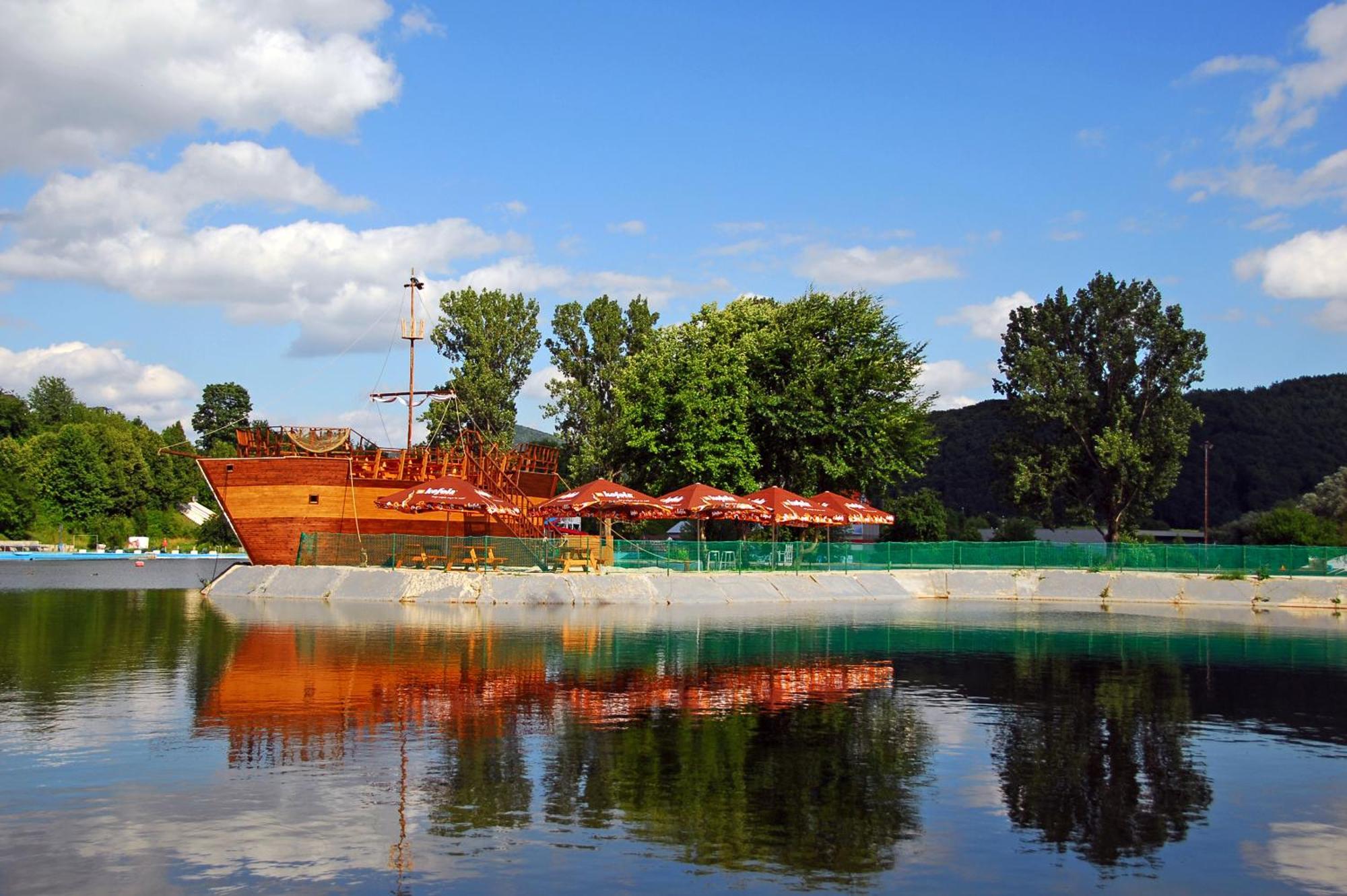 Hotel Dixon So Vstupom Do Bazena A Virivky Zdarma - Free Entrance To Pool And Jacuzzi Included Banska Bystrica Exterior photo