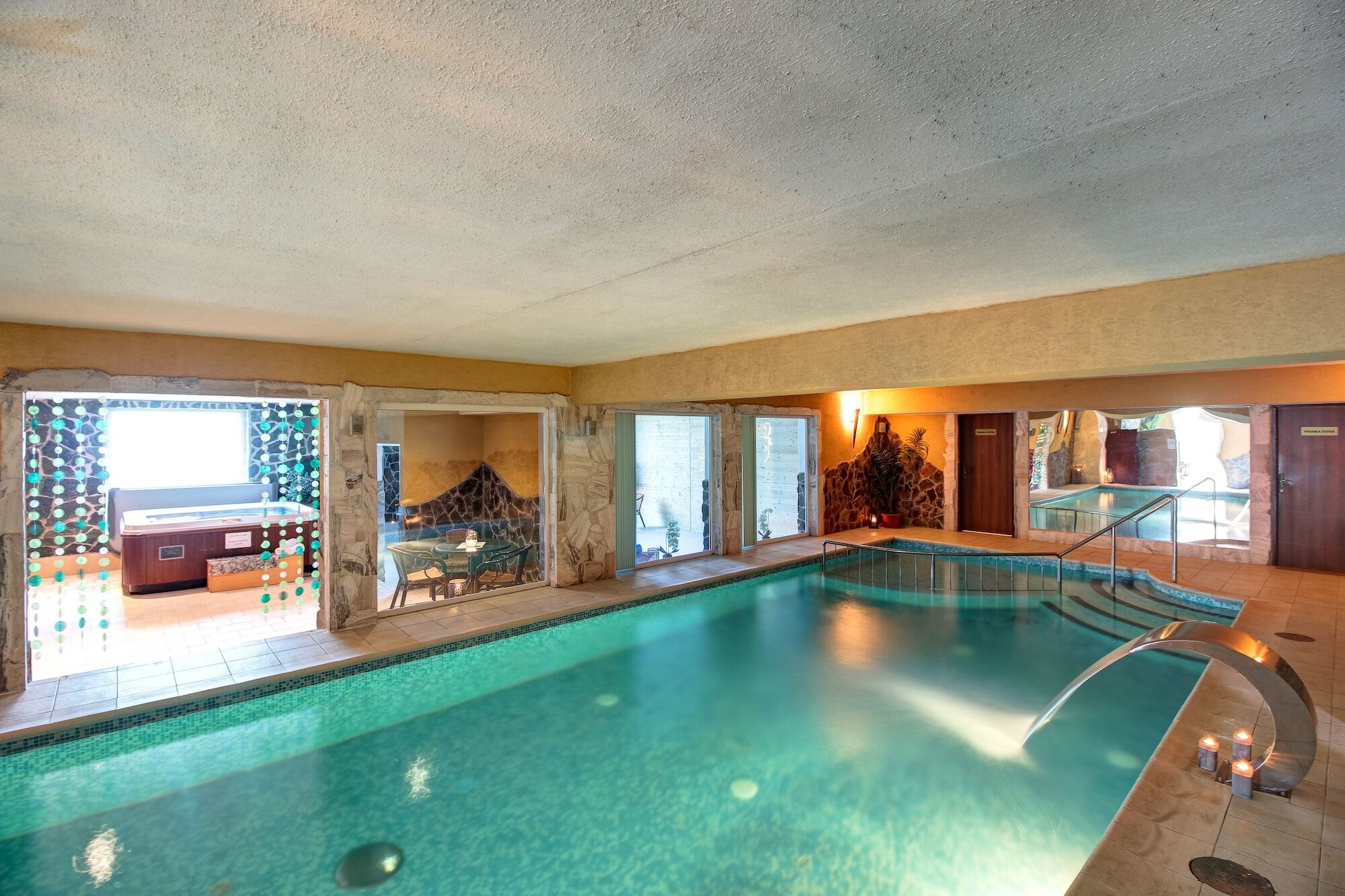 Hotel Dixon So Vstupom Do Bazena A Virivky Zdarma - Free Entrance To Pool And Jacuzzi Included Banska Bystrica Exterior photo