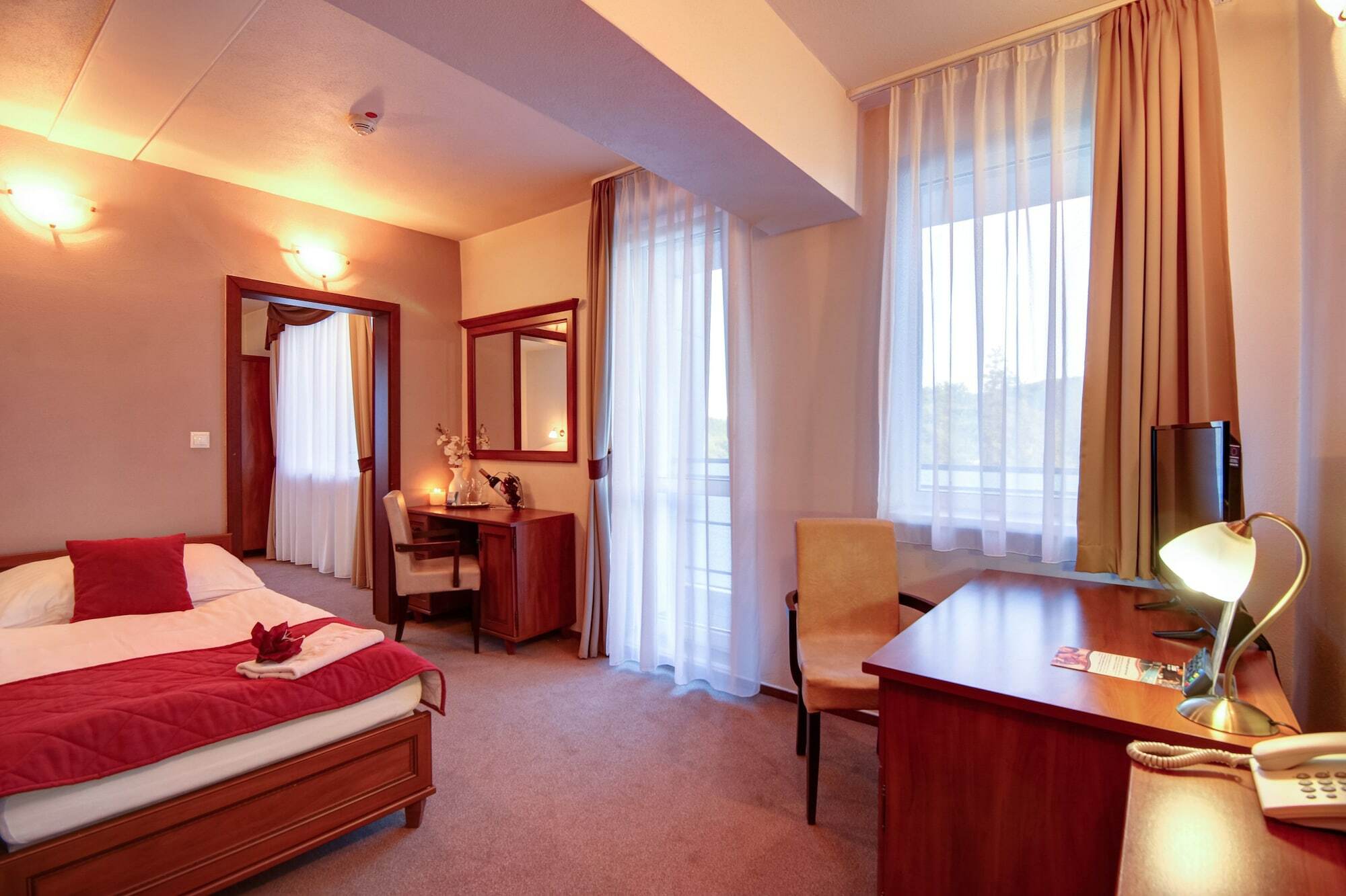 Hotel Dixon So Vstupom Do Bazena A Virivky Zdarma - Free Entrance To Pool And Jacuzzi Included Banska Bystrica Exterior photo