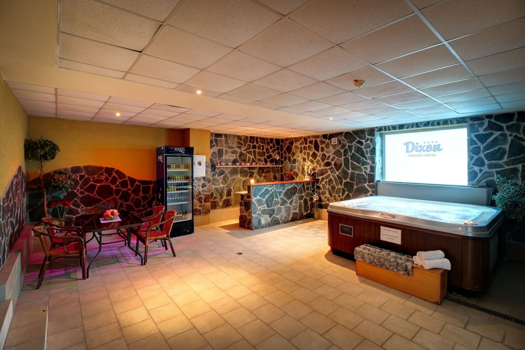 Hotel Dixon So Vstupom Do Bazena A Virivky Zdarma - Free Entrance To Pool And Jacuzzi Included Banska Bystrica Exterior photo
