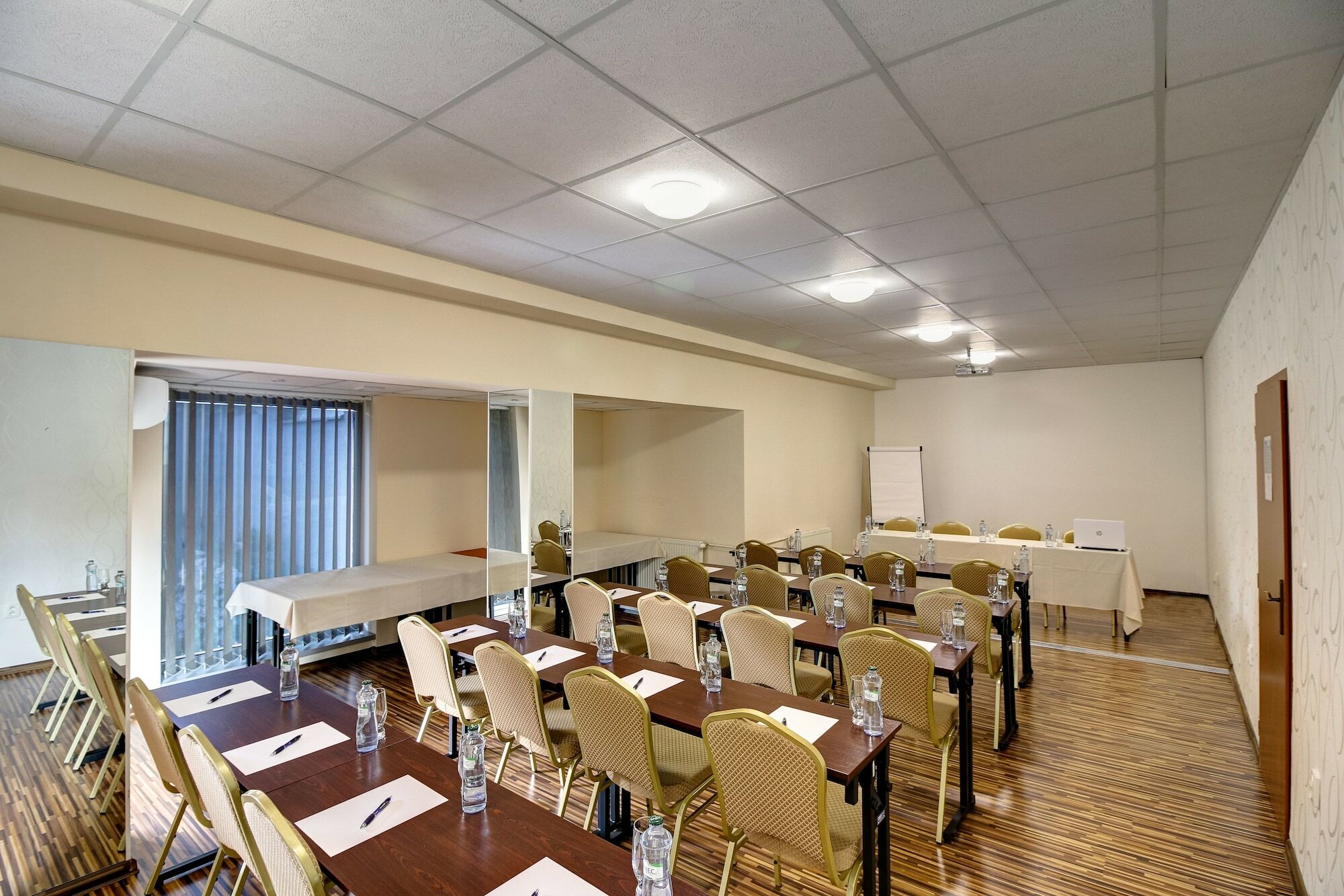 Hotel Dixon So Vstupom Do Bazena A Virivky Zdarma - Free Entrance To Pool And Jacuzzi Included Banska Bystrica Exterior photo