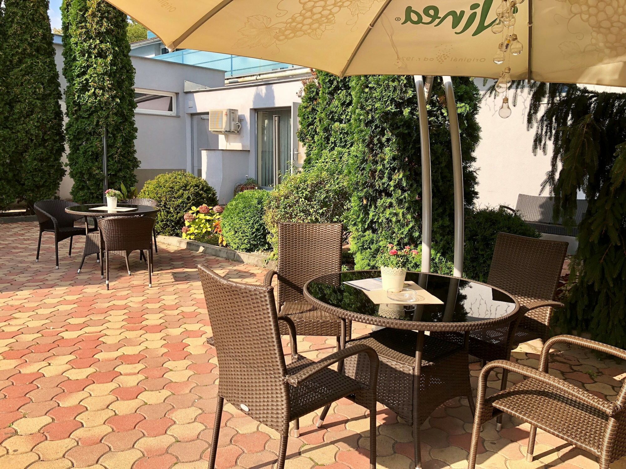 Hotel Dixon So Vstupom Do Bazena A Virivky Zdarma - Free Entrance To Pool And Jacuzzi Included Banska Bystrica Exterior photo